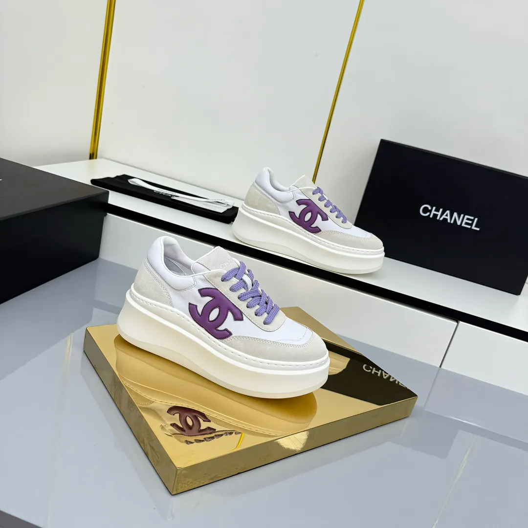 👟👟Ex-factory price 660👟👟 Top version! Chanel Chanel panda shoes! 2025 counter's top casual sports shoes. This classic design; the upper is electro-embroidered with a variety of techniques; the outsole is fashionable and sporty; the unusual inclusion of a variety of color matching elements... The diversified mix and match is very good-looking and versatile, and can be used for leisure, fashion, sports, and outdoor... ꫛꫀꪝ Go➫ Materials: ❶Upper made of: original imported first-layer silk cowhide + original waterproof cloth + original first-layer cowhide ❷Inner lining: Original Yangli+wang ❸ Outsole based on: Original TPU combination outsole Counter boutique packaging complete set for women 35–41